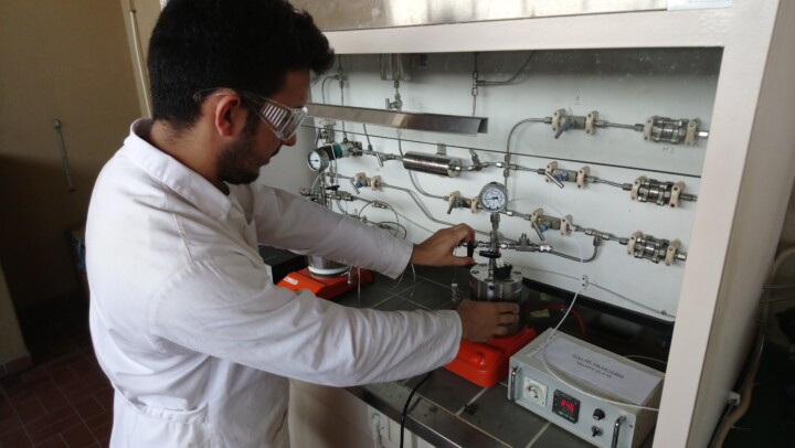 High-pressure gas line and reactors