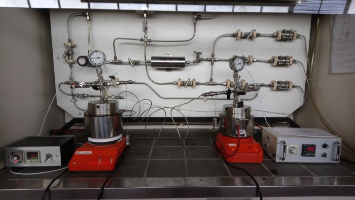 High-pressure gas line and reactors